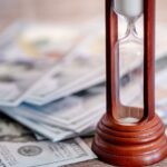 Definition: Vinst per aktie (EPS) är den del av ett företags vinst som allokeras till varje utestående andel av stamaktier. Vinst per aktie fungerar som en indikator på ett företags lönsamhet.