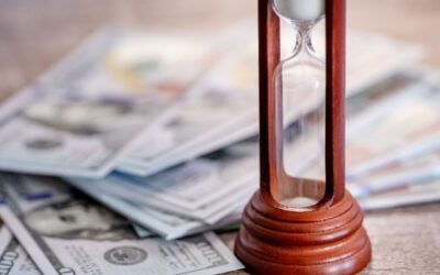 Definition: Vinst per aktie (EPS) är den del av ett företags vinst som allokeras till varje utestående andel av stamaktier. Vinst per aktie fungerar som en indikator på ett företags lönsamhet.