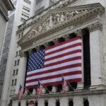 New York Stock Exchange (eller NYSE) är den största börsen i världen. Se det som en organiserad, fartfylld loppmarknad där köpare och säljare från hela världen kommer för att handla med amerikanska aktier (och nu även några utländska aktier). Det är där över 2 800 av de största amerikanska företagen har sina aktier noterade. I genomsnitt handlas över 1 miljard aktier varje dag. Det ligger på Wall Street i New York City.
