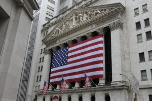 New York Stock Exchange (eller NYSE) är den största börsen i världen. Se det som en organiserad, fartfylld loppmarknad där köpare och säljare från hela världen kommer för att handla med amerikanska aktier (och nu även några utländska aktier). Det är där över 2 800 av de största amerikanska företagen har sina aktier noterade. I genomsnitt handlas över 1 miljard aktier varje dag. Det ligger på Wall Street i New York City.