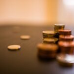 P/E-ratio eller P/-tal. Det låter bra och får nybörjare att känna att de har ett grepp om situationen, men hur värdefullt är vinstpriskvoten? Förvånansvärt nog är förhållandet mellan pris och vinst ett användbart verktyg men absolut inte den heliga gralen att investera som det ibland framstår som. För dessa nybörjare ger P/E-talet en numerisk representation av värdet mellan aktiekursen och vinsten. För att härleda P/E-kvoten dividerar du aktiekursen med företagets EPS eller vinst per aktie. Formeln ser ut så här: P/E = Aktiepris/ EPS