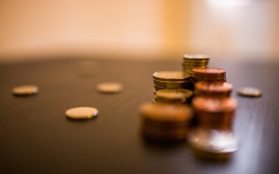 P/E-ratio eller P/-tal. Det låter bra och får nybörjare att känna att de har ett grepp om situationen, men hur värdefullt är vinstpriskvoten? Förvånansvärt nog är förhållandet mellan pris och vinst ett användbart verktyg men absolut inte den heliga gralen att investera som det ibland framstår som. För dessa nybörjare ger P/E-talet en numerisk representation av värdet mellan aktiekursen och vinsten. För att härleda P/E-kvoten dividerar du aktiekursen med företagets EPS eller vinst per aktie. Formeln ser ut så här: P/E = Aktiepris/ EPS
