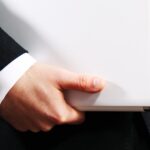 En portföljförvaltare förväntas hålla ett vaksamt öga på alla sin kunds investeringar och vidta korrigerande åtgärder när så är lämpligt om marknaden skulle vända i fel riktning vilket skulle leda till en minskning av portföljens totala värde.