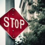 En trailing stop loss fungerar på samma sätt som en normal stop loss, men "stopppunkten" kan röra sig beroende på prisets toppar eller dalar sedan du gjorde din beställning. Den enda skillnaden är att medan vi beräknade vår stop loss från ingången pris, vi beräknar vår efterföljande stop loss från det högsta priset sedan inträdet. Nyckeln till den avslutande stoppförlusten är att den försöker behålla samma stoppregel som du ursprungligen använde, men också skydda eventuella framtida vinster som du gör.