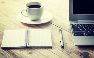 Ett Kopp Med Handtag diagrammönster (Cup With Handle) liknar en kopp kaffe med en kopp (halv cirkel) och handtag (nedåtgående handelsmönster). Det är ett hausseartat fortsättningsmönster som markerar en paus (sidledes trend) i den hausseartade trenden. Hela mönstret kan vara allt mellan en månad och lite mer än ett år. Handtaget bör i allmänhet vara från en fjärdedel till lite mindre än hälften av koppens längd.