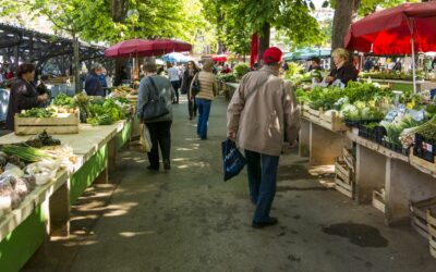 Den effektiva marknadshypotesen är ett begrepp inom finansiell ekonomi som ger en förklaring till hur marknaden fungerar. Hypotesen bygger på specifika antaganden om marknaden och investerare. Om du är involverad i finansiella investeringar, kan idéerna som introduceras av denna hypotes vägleda dig i att göra sunda investeringar som ger avkastning som matchar marknaden. I den här artikeln definierar vi EMH, undersöker dess former, tittar på några EMH investeringsstrategier och diskuterar några av kritikerna av EMH.